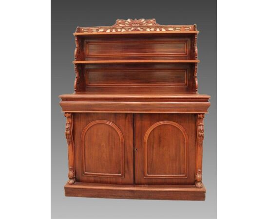 Credenza a due ante con piattaia