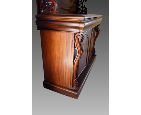 Credenza a due ante con piattaia