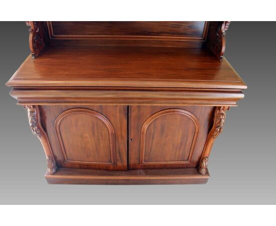 Credenza a due ante con piattaia