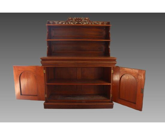 Credenza a due ante con piattaia