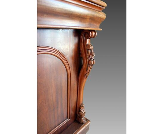 Credenza a due ante con piattaia