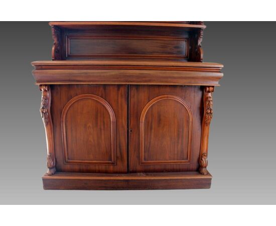 Credenza a due ante con piattaia