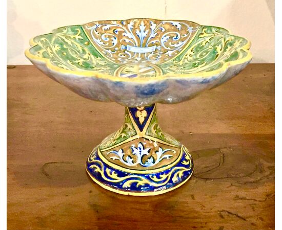 Centerpiece bowl in majolica decorated in Raphaelesque style with noble coat of arms.Manufactured by Angelo Minghetti.Bologna.     