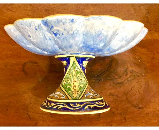 Centerpiece bowl in majolica decorated in Raphaelesque style with noble coat of arms.Manufactured by Angelo Minghetti.Bologna.     