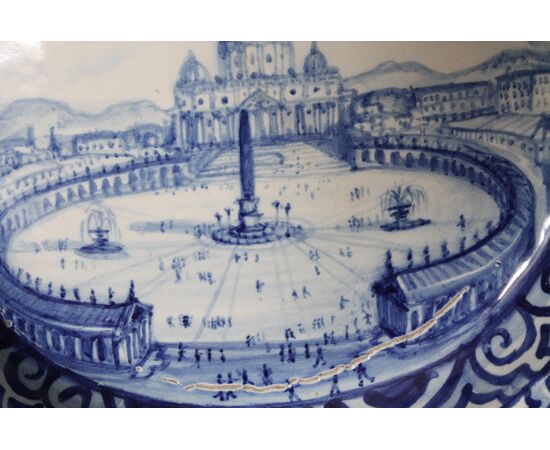 Antico grande piatto maiolica  1915 raffigurante Roma –Piazza San Pietro. Mis 45 Firmato e datato sul retro. Manifattura Francese .