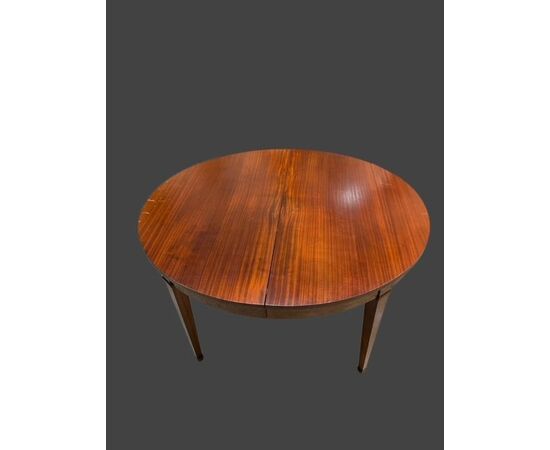 Oval dining table extendable