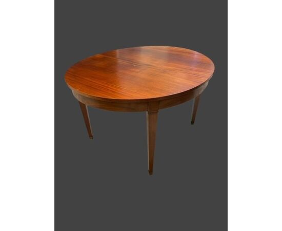 Oval dining table extendable