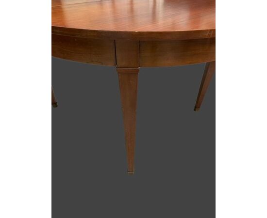 Oval dining table extendable