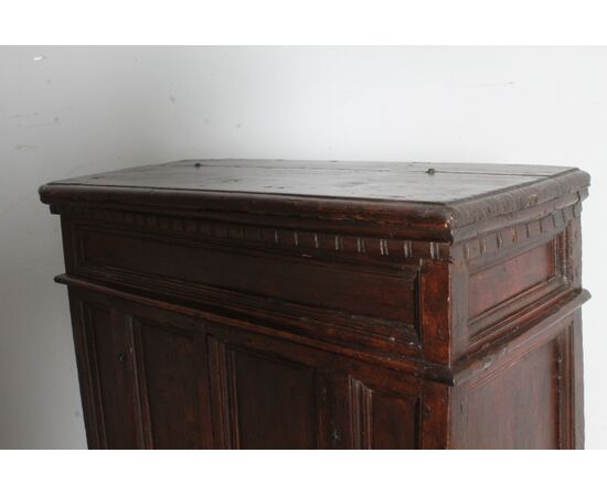 Antico Inginocchiatoio 1750 Toscano , restaurato in patina .Credenzino . mis 76 x 55 . Altezza cm 