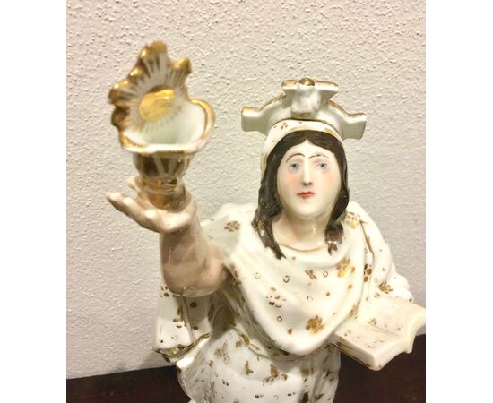Tisaniera veilleuse in porcellana con figura di Santa che regge libro e acquasantiera.Modello Jacob Petit.Francia.