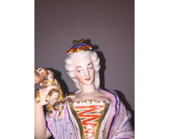 Tisaniera veilleuse figurata in porcellana policroma a forma di dama con cane.Modello Jacob Petit.Francia.Cm 38.