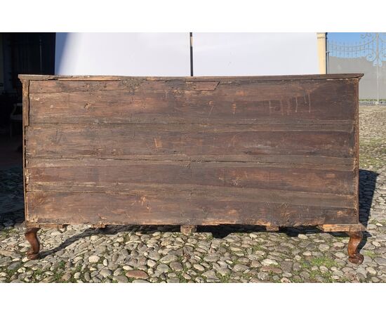 Credenza in legno di noce massello. Venezia, XVIII secolo.