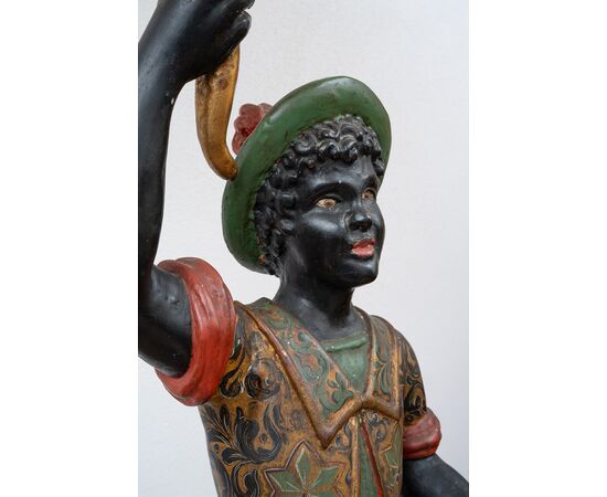 Scultura/Lampada antica in legno policromo raffigurante il Moro di Venezia. Periodo inizio XX secolo.