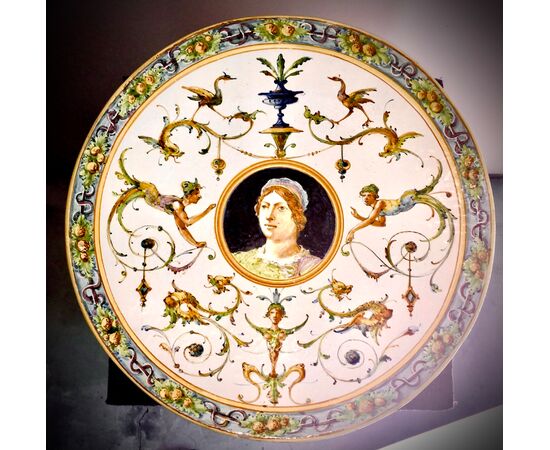 Piatto - tagliere in maiolica decorato a raffaellesche con figura maschile nel centro.Manifattura di Angelo Minghetti,Bologna.