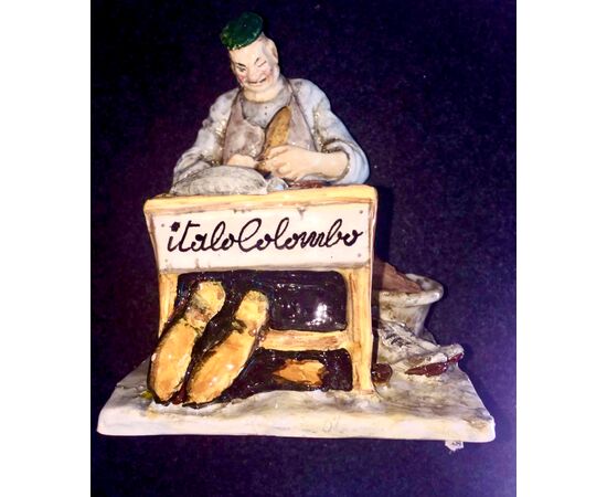 Maiolica pubblicitaria Minghetti Bologna su modello di Cleto Tomba,raffigurante un ciabattino:Italo Colombo.
