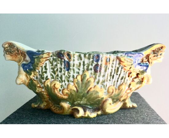 Vaso centrotavola in maiolica con decoro floreale ( tacchiolo) e prese laterali a forma di arpie. Manifattura di Angelo Minghetti bologna.