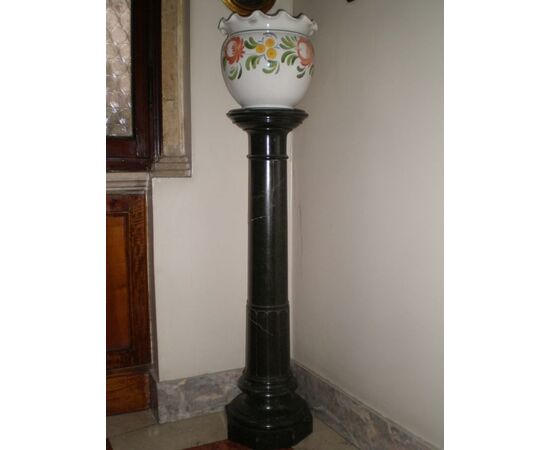 colonna porta vaso in marmo scuro