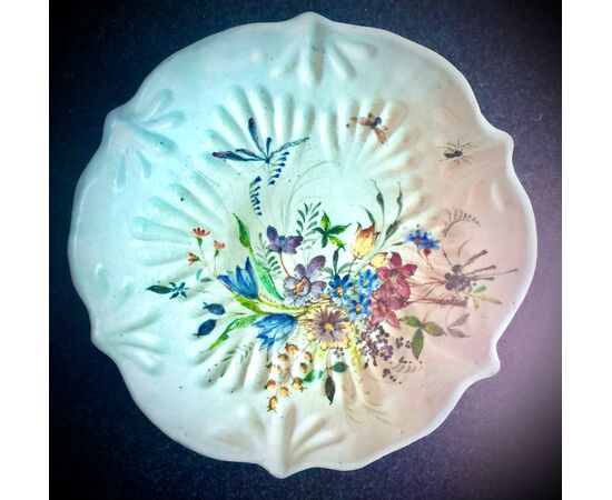 Serie di quattro piatti crespine in maiolica baccellata decorati con frutta e insetti,vendibili singolarmente.Mamifattura di Angelo Minghetti.Bologna.