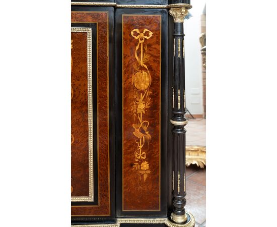 Credenza antica Napoleone III Francese in legni esotici pregiati con innesti di elementi in bronzo dorato. Periodo XIX secolo.