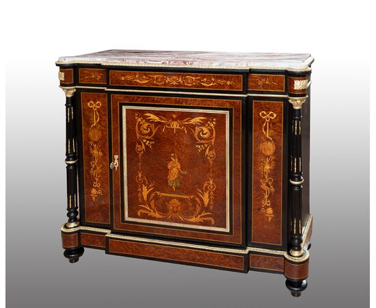 Credenza antica Napoleone III Francese in legni esotici pregiati con innesti di elementi in bronzo dorato. Periodo XIX secolo.