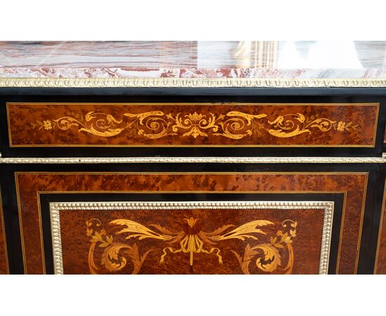 Credenza antica Napoleone III Francese in legni esotici pregiati con innesti di elementi in bronzo dorato. Periodo XIX secolo.