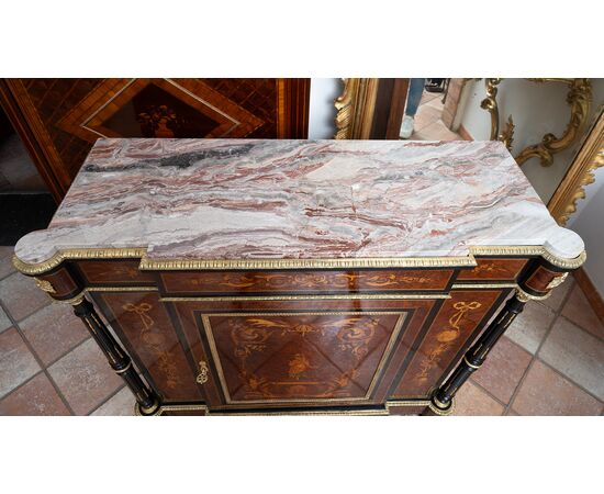 Credenza antica Napoleone III Francese in legni esotici pregiati con innesti di elementi in bronzo dorato. Periodo XIX secolo.