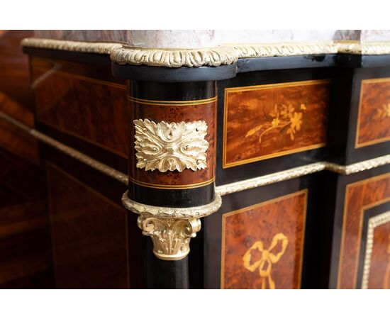 Credenza antica Napoleone III Francese in legni esotici pregiati con innesti di elementi in bronzo dorato. Periodo XIX secolo.