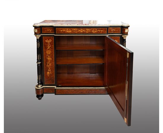 Credenza antica Napoleone III Francese in legni esotici pregiati con innesti di elementi in bronzo dorato. Periodo XIX secolo.