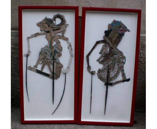 due figure per ombre cinesi in cuoio , legno e  carta dipinti;
