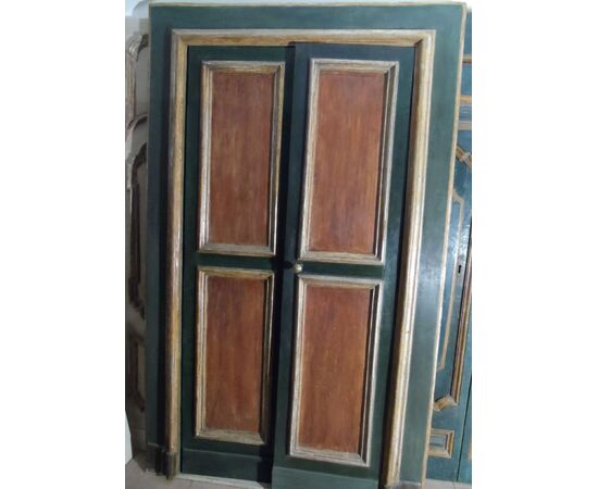 It leads to the center frame. Frames in Mecca and decorated panels in wood effect
