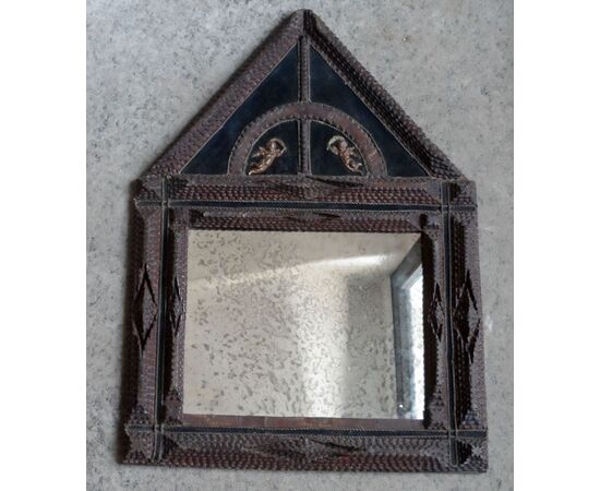 Specchio neoclassico in legno intagliato, timpano con velluto blu.