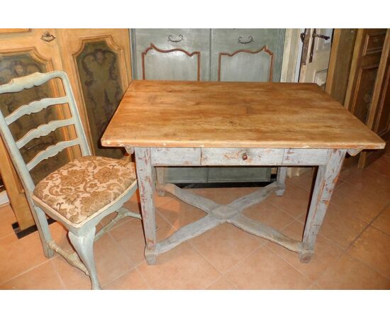 Tavolo in legno dolce