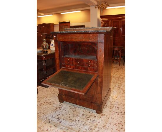 Secretaire francese di metà 1800 stile Impero con bocchette in bronzo e piano in marmo nero