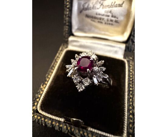 Anello in Platino  con  Rubino  e  Diamanti  