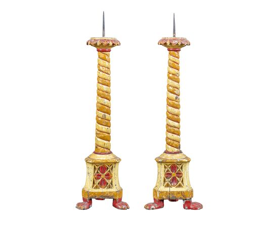 Coppia di candelieri in legno laccato e dipinto. Venezia, XVIII/XIX secolo.