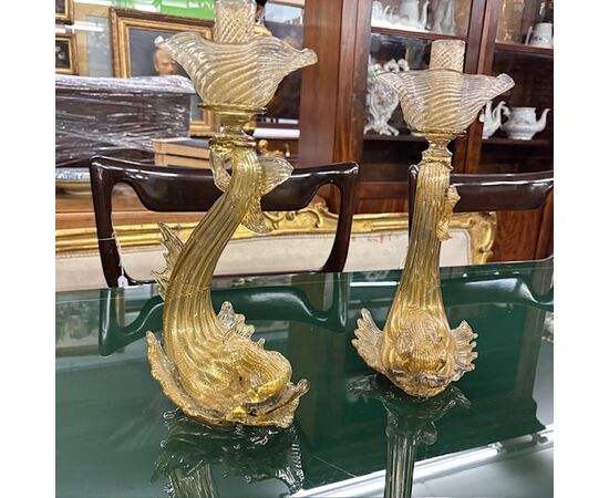 Coppia di candelabri /Candelieri vetro Murano delfini . Manifattura Salviati anni 30 con polvere Oro . Altezza cm 33 