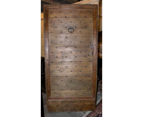 ptci450 door with walnut nails, mis. h 202 cm x 98cm width.