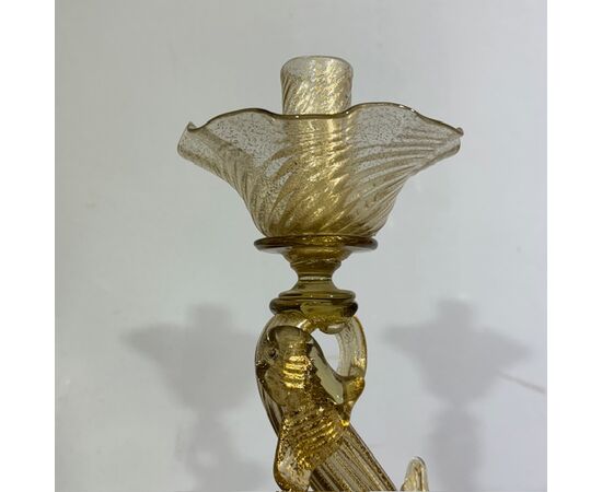 Coppia di candelabri /Candelieri vetro Murano delfini . Manifattura Salviati anni 30 con polvere Oro . Altezza cm 33 