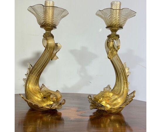 Coppia di candelabri /Candelieri vetro Murano delfini . Manifattura Salviati anni 30 con polvere Oro . Altezza cm 33 