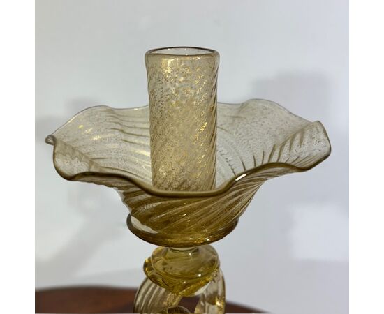 Coppia di candelabri /Candelieri vetro Murano delfini . Manifattura Salviati anni 30 con polvere Oro . Altezza cm 33 