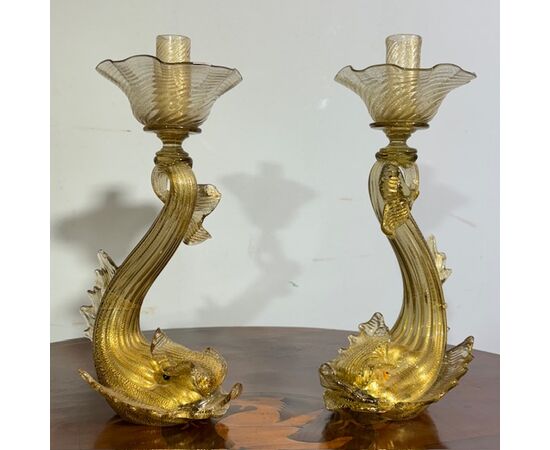 Coppia di candelabri /Candelieri vetro Murano delfini . Manifattura Salviati anni 30 con polvere Oro . Altezza cm 33 