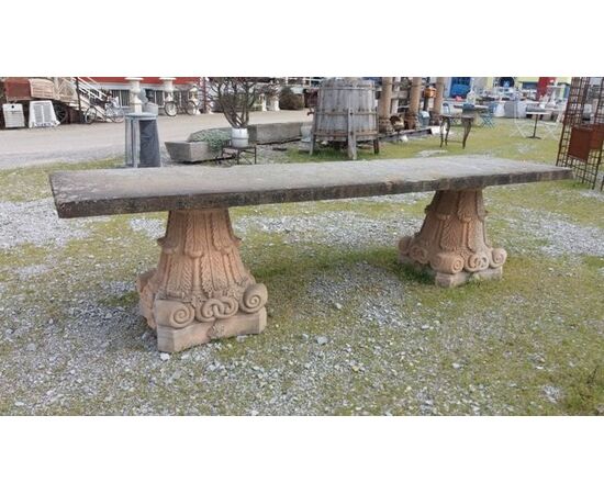 Tavolo in pietra con capitelli in pietra serena
