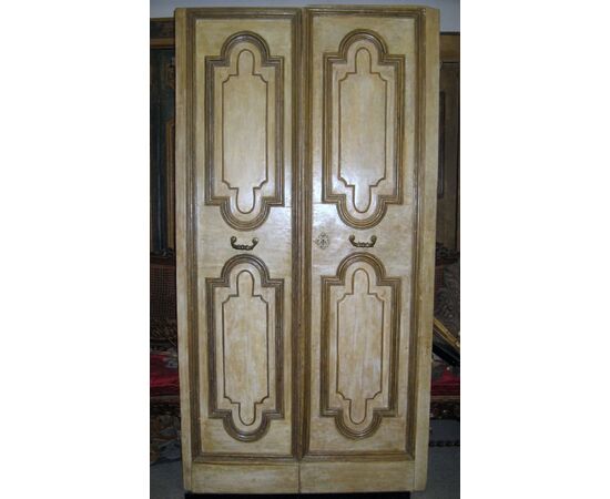 03 Venetian lacquered doors ivory and decorated with frames mecca