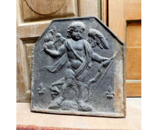 p137  piastra da camino in ghisa con raffigurato Cupido, cm 61 x h 63