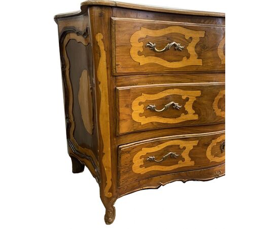 Elegant Louis XV shaped chest of drawers     