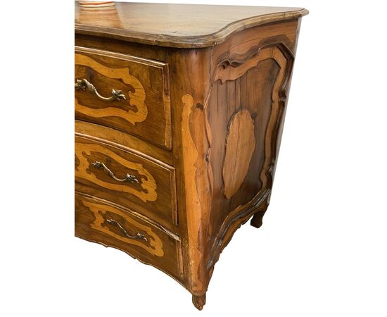 Elegant Louis XV shaped chest of drawers     