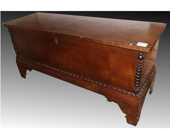 Neapolitan antique chestnut in solid walnut of the second half of the eighteenth century.     