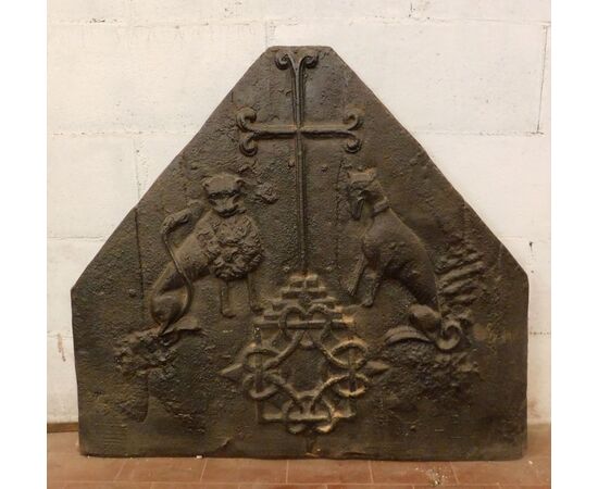 p143 piastra antica con un leone e un cane sotto la croce,cm 84 x h 76