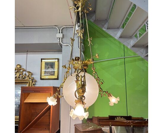 Antico strepitoso Lampadario fine 800 Liberty di grandi dimensioni Cigni . Vetro e bronzo dorato . Altezza 145 + 50 