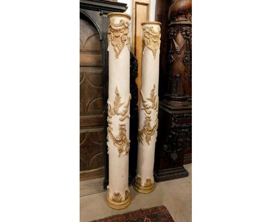 dars242 coppia di colonne lignee laccate con sculture dorate